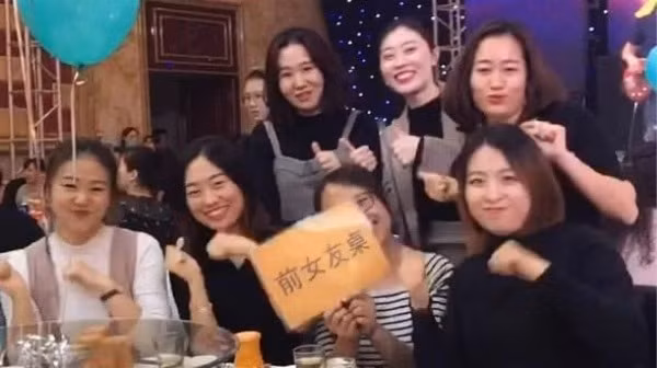 7 cô người yêu cũ vui vẻ chụp ảnh kỷ niệm - Ảnh: Singtao.