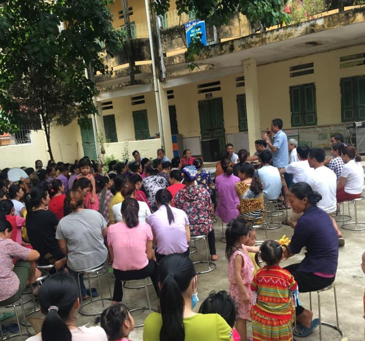 Nhiều người tụ tập trước điểm trường thôn Bạch Trữ để phản đối việc đưa trẻ đến trường tại địa điểm mới