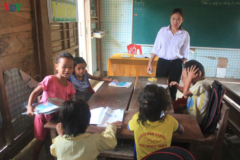 quảng bình: nơi thầy cô đến trường phải qua 3 lần đò vượt lũ hình 4 quang binh: noi thay co den truong phai qua 3 lan do vuot lu hinh 4