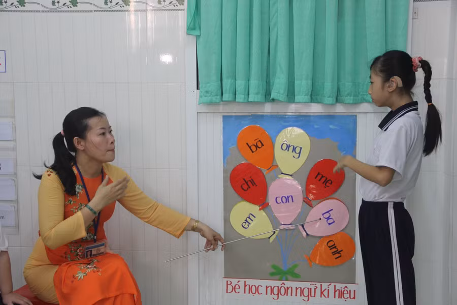 Giáo viên dạy các HS hòa nhập, khuyết tật phải vượt qua nhiều rào cản nhưng bằng tình thương yêu họ luôn dành cho trò những điều tốt đẹp nhất. Ảnh minh họa