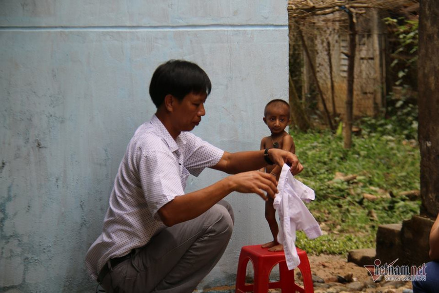 Thầy Cương tắm cho K Rể.Ảnh: HA Cuộc sống của cậu bé tí hon K’rể sau 4 năm ở trường nội trú