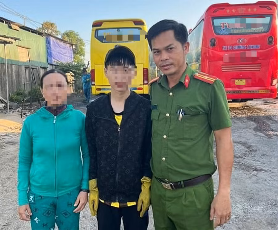 Công an và gia đình đón N. tại bến xe Quảng Ngãi. Ảnh CQCA.