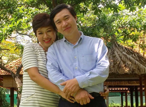 anh-chong-thay-doi-nguoi-vo-kho-khan-bang-nhung-nu-hon-1