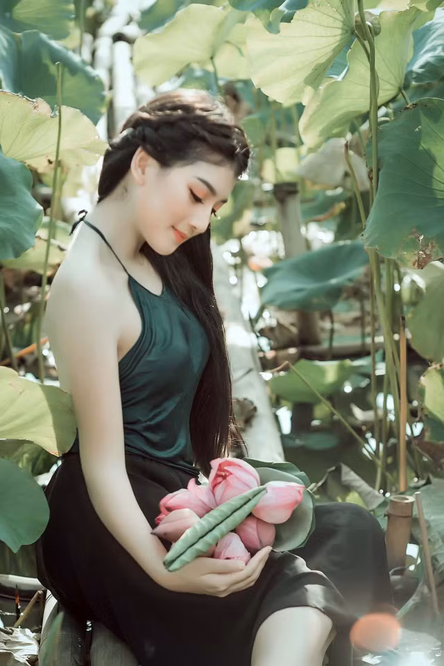 Cô cũng thẳng thắn bày tỏ quan điểm về việc một số bạn trẻ quyết định bỏ dở đại học để kiếm tiền. Ngọc Thọ chia sẻ: “Em nghĩ việc bỏ dở học hành để đi kiếm tiền là không nên. Bởi theo đuổi việc học thật tốt để làm nền tảng vững chắc cho công việc cũng như tương lai sau này. Tiền đúng là rất quan trọng trong cuộc sống, nhưng chúng ta nên nghĩ cho lâu dài hơn là nhìn thấy cái lợi trước mắt. Chúng ta có thể vừa học, dành thời gian rảnh rỗi đi làm thêm, trau dồi kinh nghiệm cuộc sống. Nhưng nên nhớ không quá lạm dụng dẫn đến dở dang học vấn”.