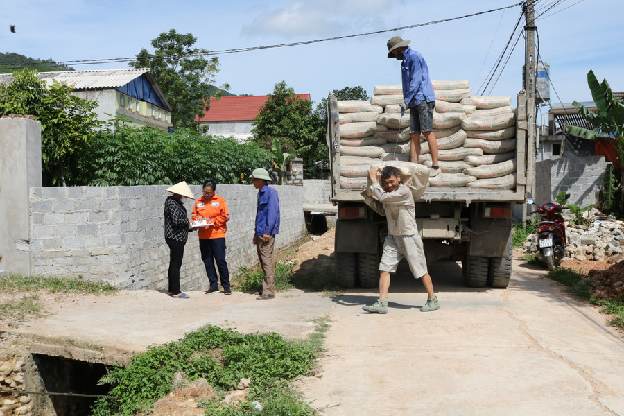 MHT ủng hộ 3.000 tấn xi măng cho huyện Đại Từ ủng hộ phong trào mở rộng đường xóm 6m. MHT ủng hộ 3.000 tấn xi măng cho huyện Đại Từ ủng hộ phong trào mở rộng đường xóm 6m.