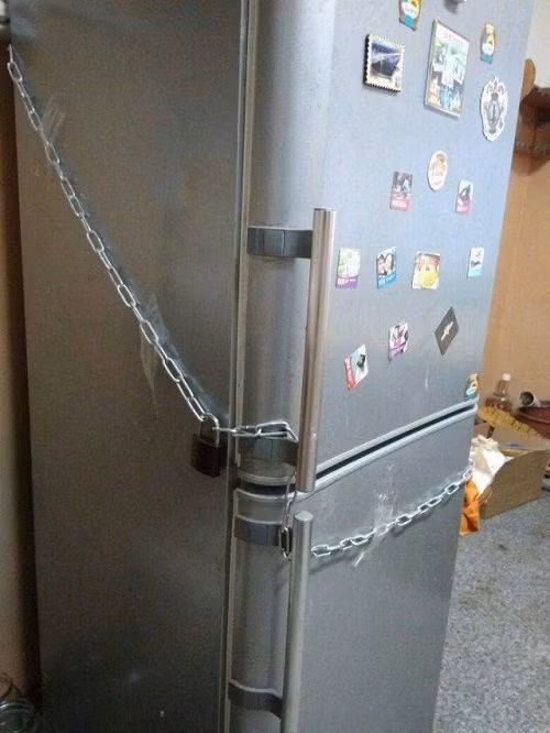 Đề phòng giặc trong nhà.