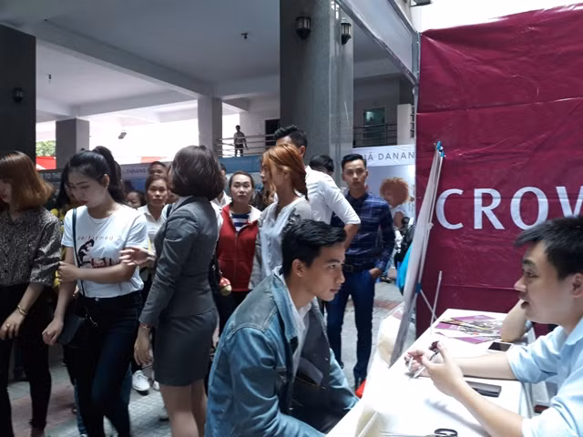 Doanh nghiệp tiến hành phỏng vấn sơ tuyển trong Ngày hội Hướng nghiệp và tuyển dụng SV ngành Du lịch Đà Nẵng.