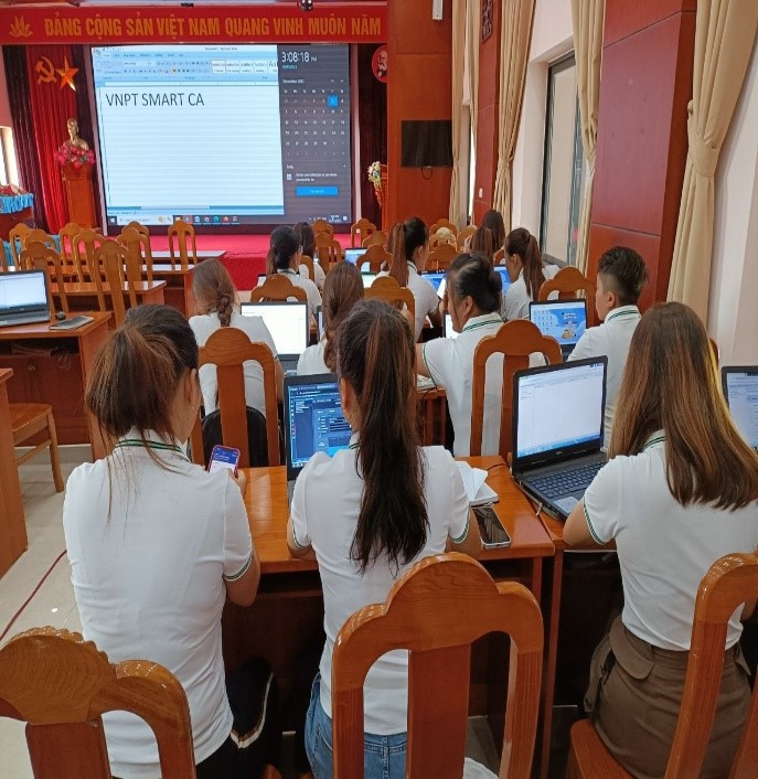 Cán bộ quản lý, tổ trưởng chuyên môn và giáo viên của nhà trường tham gia buổi tập huấn.