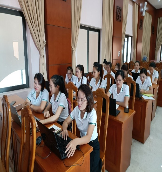 Giáo viên tập trung nghiên cứu...