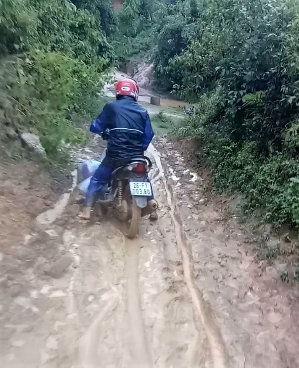 Con đường nhầy nhụa mà thầy cô vẫn hàng tuần phải vượt qua để đến Huổi Cấu... Con đường nhầy nhụa mà thầy cô vẫn hàng tuần phải vượt qua để đến Huổi Cấu...