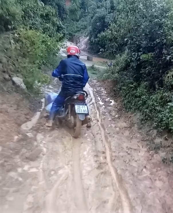 Con đường nhầy nhụa mà thầy cô vẫn hàng tuần phải vượt qua để đến Huổi Cấu...