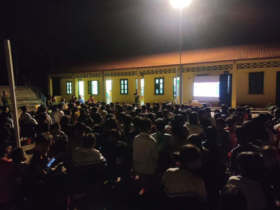 Hàng trăm học sinh chú ý lắng nghe...