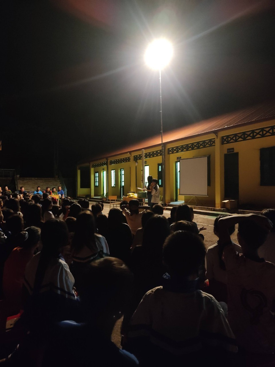 Học sinh trao đổi kiến thức với tuyên truyền viên.