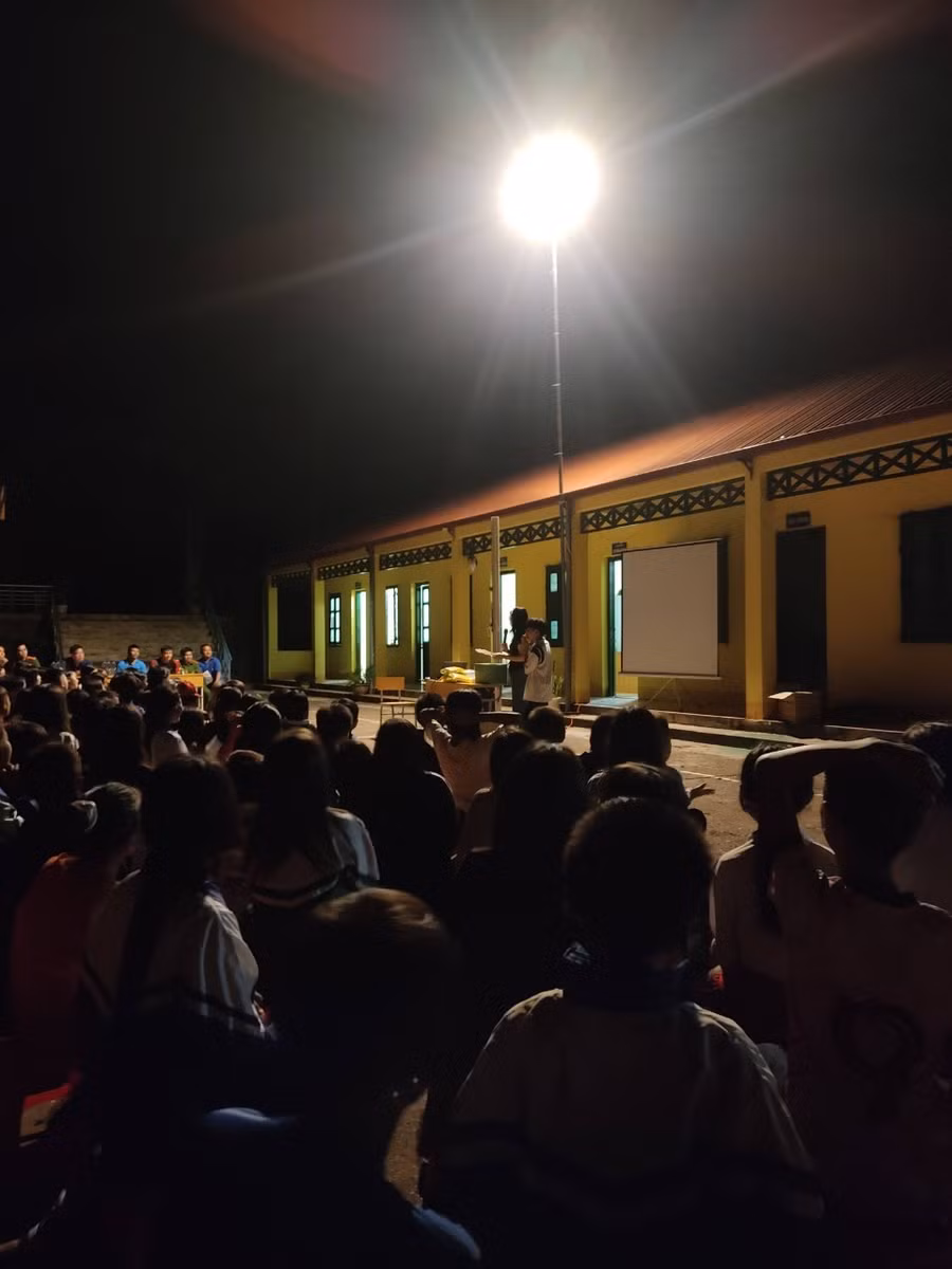 Học sinh trao đổi kiến thức với tuyên truyền viên.