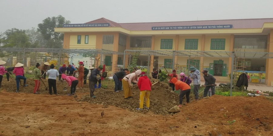 Huy động giáo viên, phụ huynh chung tay xã hội hóa giáo dục. Huy động giáo viên, phụ huynh chung tay xã hội hóa giáo dục.