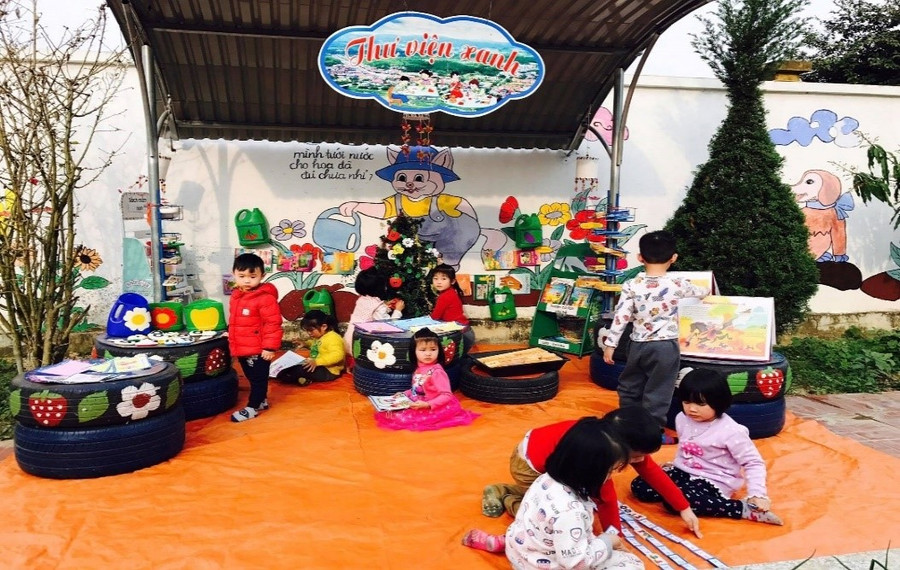 Hoạt động trải nghiệm "bé cùng đọc sách" góc thư viện xanh ngoài trời của nhà trường. Hoạt động trải nghiệm "bé cùng đọc sách" góc thư viện xanh ngoài trời của nhà trường.