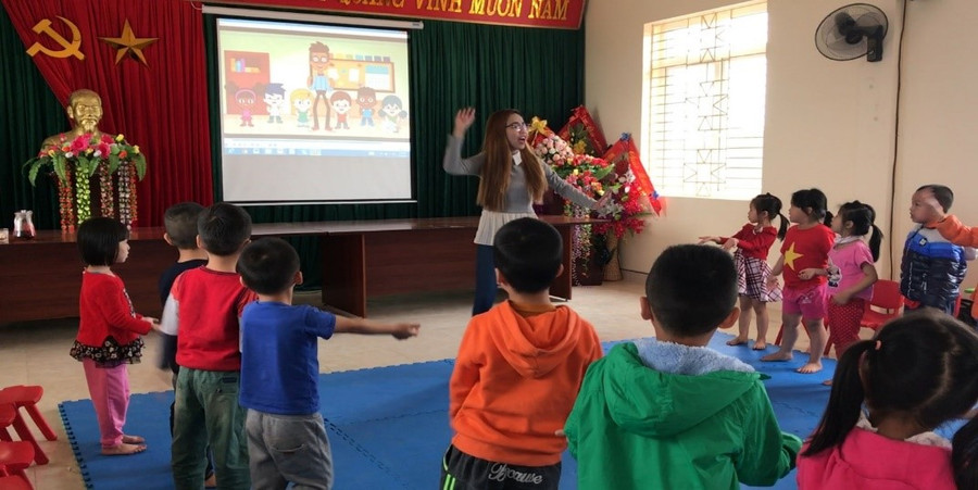 Hoạt động làm quen với Tiếng Anh của lớp mẫu giáo lớn. Hoạt động làm quen với Tiếng Anh của lớp mẫu giáo lớn.