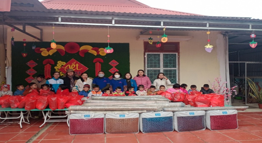 Tiếp nhận các phần quà từ mạnh thường quân... Tiếp nhận các phần quà từ mạnh thường quân...