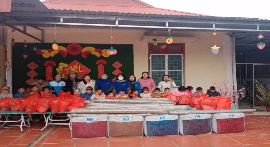 Tiếp nhận các phần quà từ mạnh thường quân...