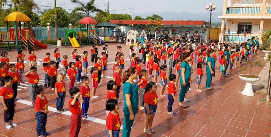 Chào cờ đầu tuần... Chào cờ đầu tuần...