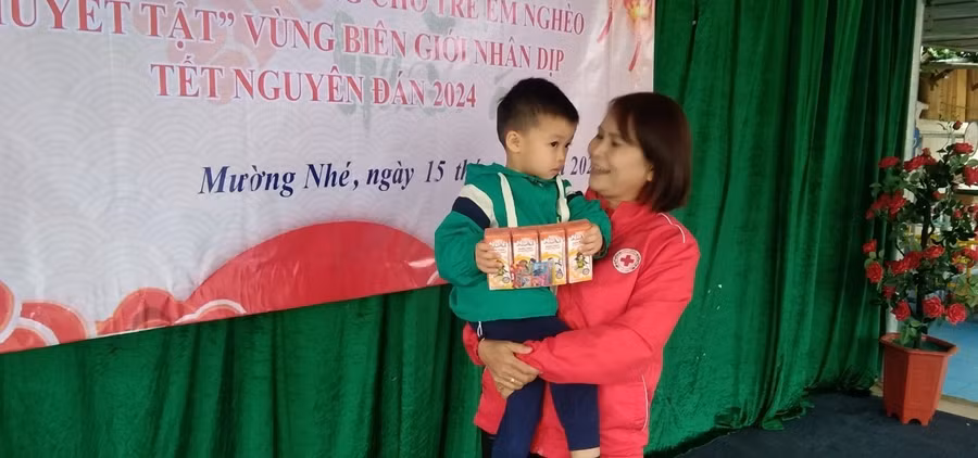 Lãnh đạo Hội Chữ thập đỏ tỉnh Điện Biên thăm hỏi học sinh nhà trường.