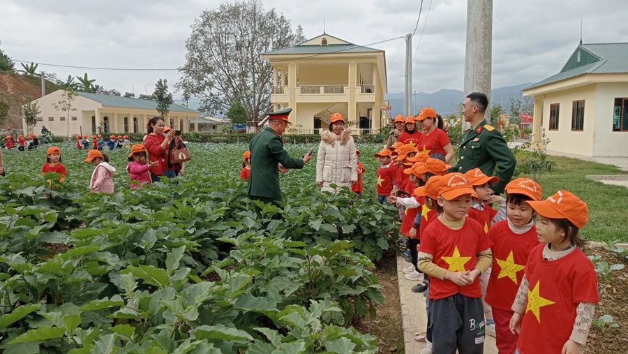 Các bé tham quan khu tăng gia.