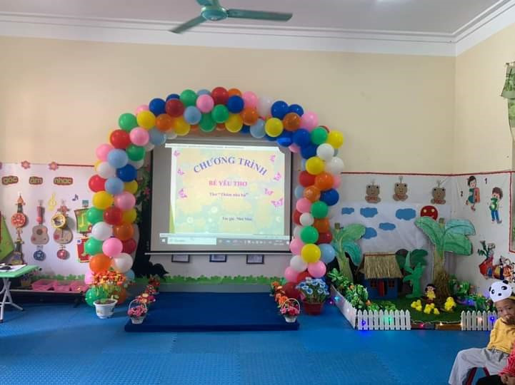 Tiết Thơ: Thăm nhà bà.