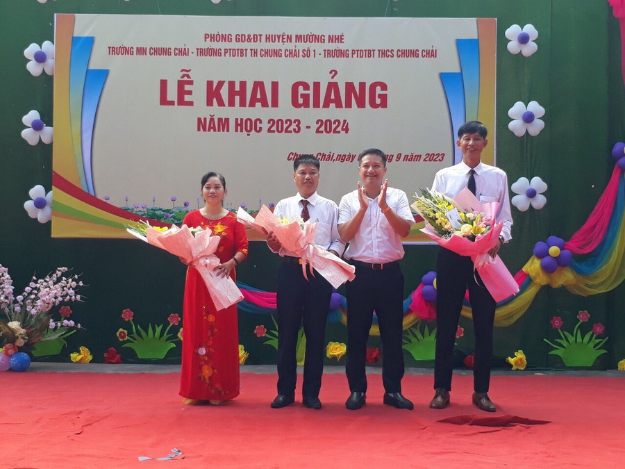 Ông Nguyễn Văn Hưng (thứ 2 bên phải) tặng hoa chúc mừng 3 đơn vị trường học.