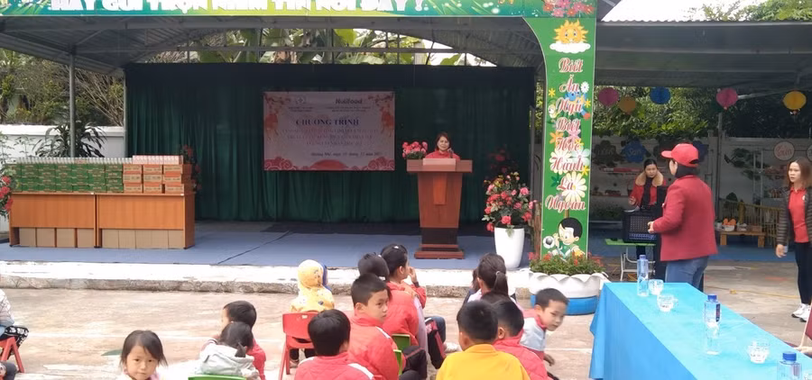 Lãnh đạo Hội Chữ thập đỏ tỉnh Điện Biên phát biểu.