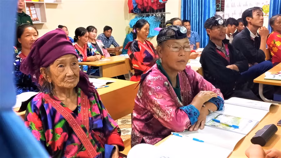 Bà Thào Thị Mỷ (ngoài cùng bên trái) hơn 90 tuổi nhưng hàng ngày vẫn lên lớp học chữ.