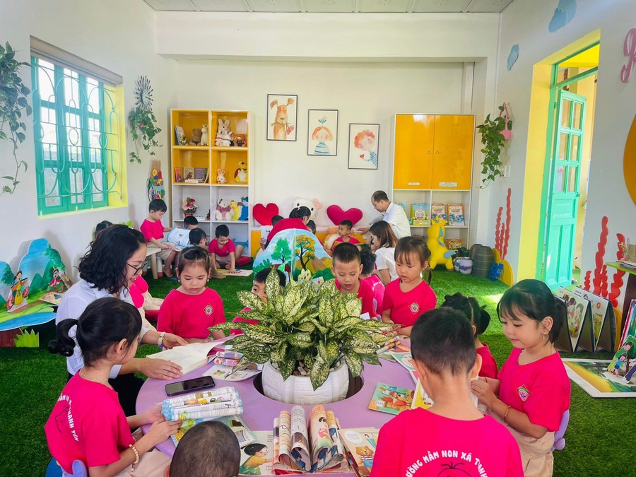 Các bé trải nghiệm...