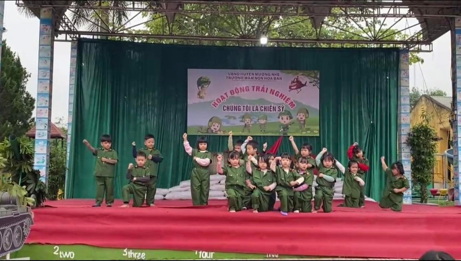 Các "bộ đội nhí" biểu diễn văn nghệ. Các "bộ đội nhí" biểu diễn văn nghệ.