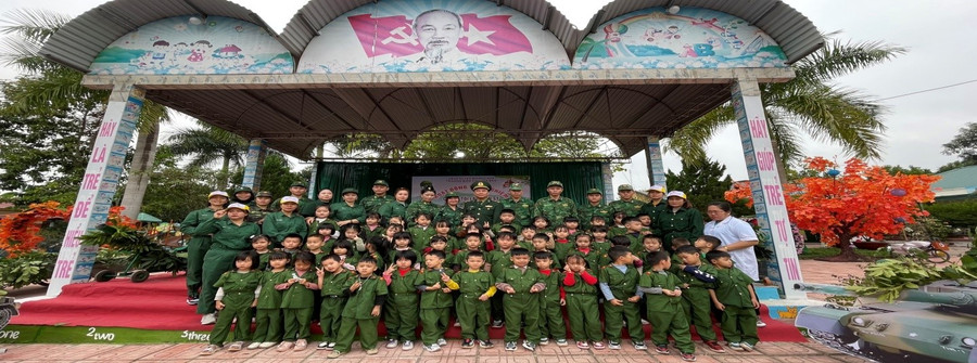 Cô trò nhà trường chụp ảnh lưu niệm cùng cán bộ, chiến sỹ Đồn Biên phòng 409. Cô trò nhà trường chụp ảnh lưu niệm cùng cán bộ, chiến sỹ Đồn Biên phòng 409.