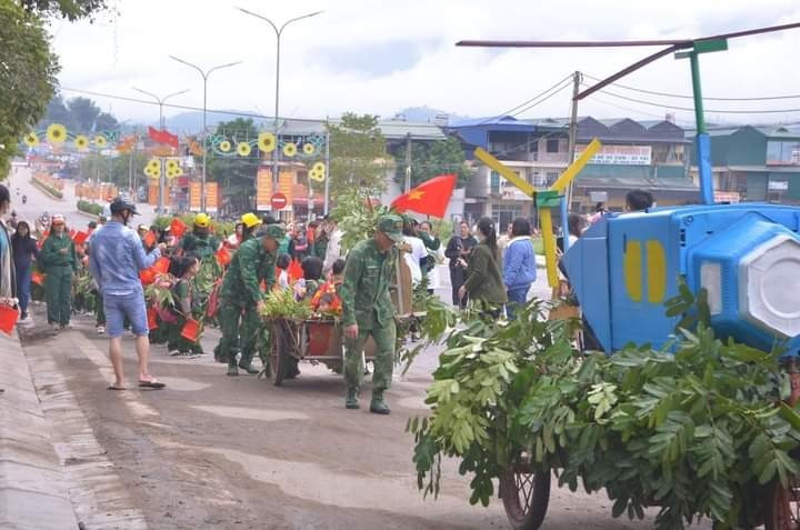 "Bộ đội nhí" hành quân ngoài thực địa... "Bộ đội nhí" hành quân ngoài thực địa...
