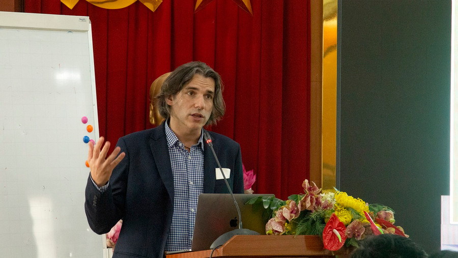 GS. Marek Tesar chia sẻ về những ưu điểm của Chương trình Te Whāriki tại tọa đàm. (Ảnh: Trường ĐH Giáo dục, ĐHQG Hà Nội).