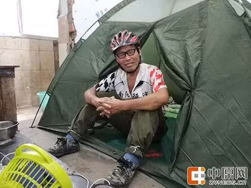 Ông Yukun bên chiếc lều thường mang theo để qua đêm trong các chuyến đi vòng quanh thế giới. Ảnh: Zvnews.cn