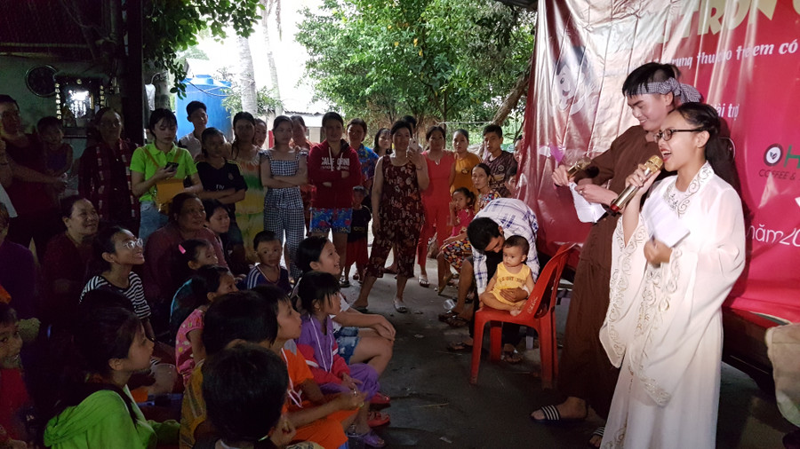 Food Bank Việt Nam đã tổ chức ngày hội rước đèn cho nhiều em thiếu nhi sống tại xóm ven sông, quận 2, TP. HCM. Food Bank Việt Nam đã tổ chức ngày hội rước đèn cho nhiều em thiếu nhi sống tại xóm ven sông, quận 2, TP. HCM.