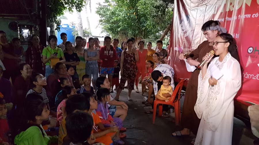 Food Bank Việt Nam đã tổ chức ngày hội rước đèn cho nhiều em thiếu nhi sống tại xóm ven sông, quận 2, TP. HCM.