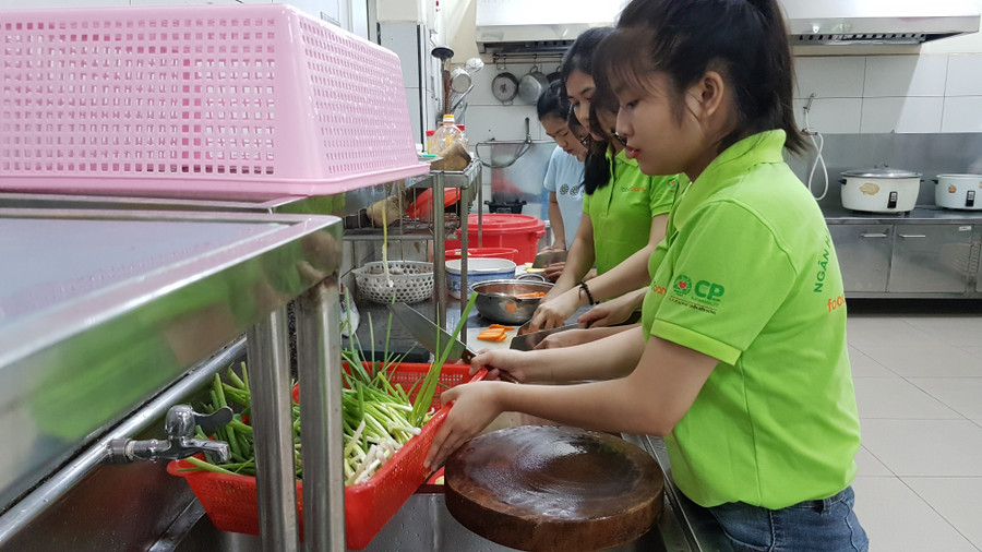 Các bạn tình nguyện viên Food Bank Việt Nam chuẩn bị các suất ăn cho trẻ em khiếm thị tại Mái ấm Nhật Hồng Các bạn tình nguyện viên Food Bank Việt Nam chuẩn bị các suất ăn cho trẻ em khiếm thị tại Mái ấm Nhật Hồng