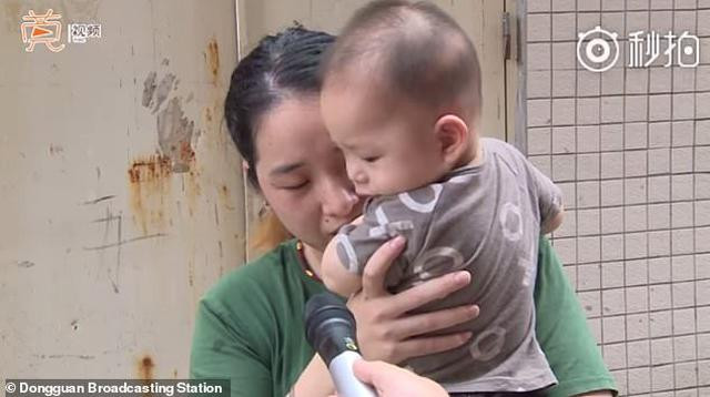 Bố mẹ không trông nom cẩn thận, con nhỏ 1 tuổi bò ra ban công rơi xuống đường