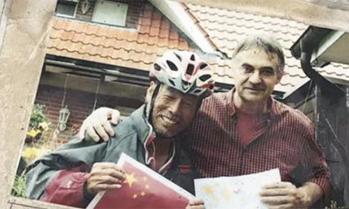 Ông Xu và một người đàn ông quen ở Đức. Ảnh: Peoples Daily