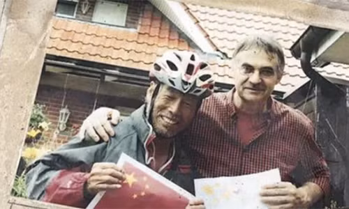 Ông Xu và một người đàn ông quen ở Đức. Ảnh: Peoples Daily