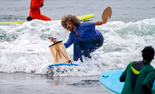 Khi bạn muốn vẽ tranh nhưng vợ bắt phải đi lướt ván. Khi bạn muốn vẽ tranh nhưng vợ bắt phải đi lướt ván.