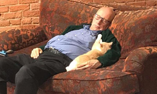 Mỗi lần ông Laurmen ngủ gật cùng mèo, nhân viên trại cứu hộ sẽ chụp ảnh lại. Ảnh:CNN. Mỗi lần ông Laurmen ngủ gật cùng mèo, nhân viên trại cứu hộ sẽ chụp ảnh lại. Ảnh: CNN.