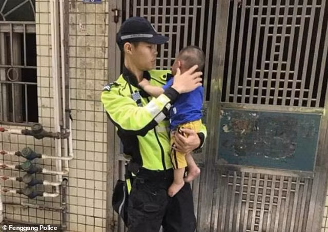 bo me khong trong nom can than, con nho 1 tuoi bo ra ban cong roi xuong duong - 3