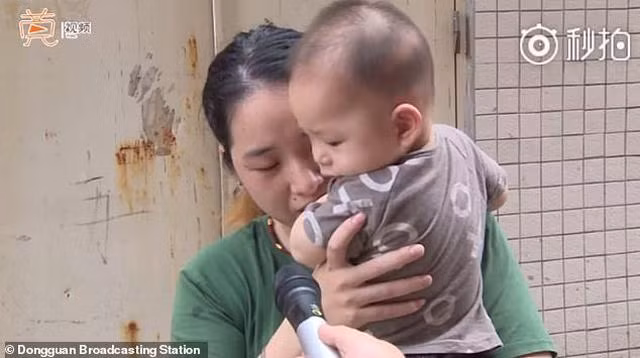 bo me khong trong nom can than, con nho 1 tuoi bo ra ban cong roi xuong duong - 4