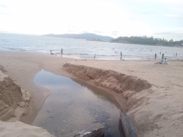 Nhiều người dân và du khách nước ngoài đang tắm biển gần khu xả thải. Ảnh Mạnh Tuấn