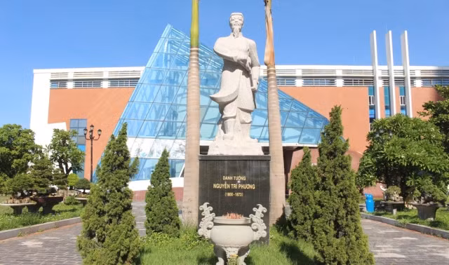 Tượng Danh tướng Nguyễn Tri Phương (1800 – 1873) trong khuôn viên thành Điện Hải – Bảo tàng Đà Nẵng Tượng Danh tướng Nguyễn Tri Phương (1800 – 1873) trong khuôn viên thành Điện Hải – Bảo tàng Đà Nẵng