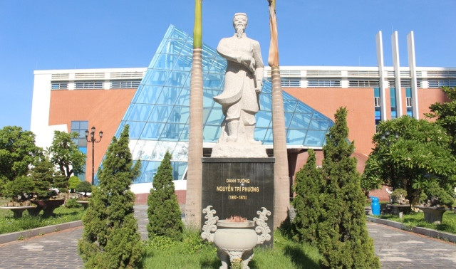 Tượng Danh tướng Nguyễn Tri Phương (1800 – 1873) trong khuôn viên thành Điện Hải – Bảo tàng Đà Nẵng