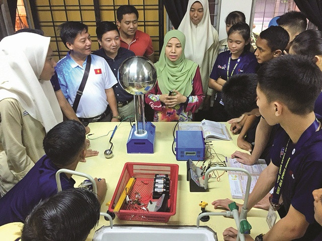 GD Malaysia đặt mục tiêu cao nhất cho việc phát huy khả năng sáng tạo và ứng dụng trong thực tiễn của HS, SV (HS của trường thể thao Bukit Jalil)